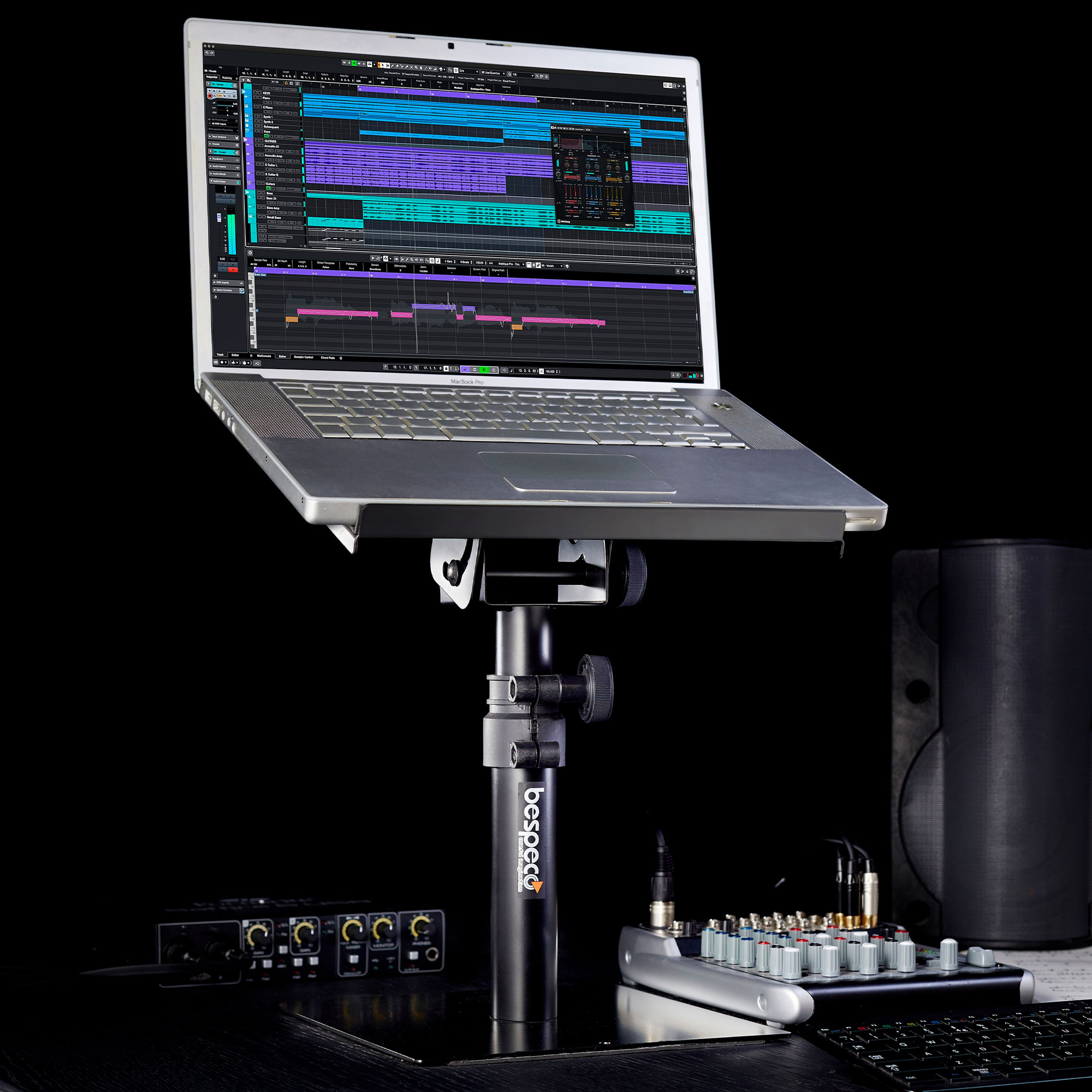 SH300DK – Supporto multifunzionale con ripiano d’appoggio su tavolo. Ambiente.