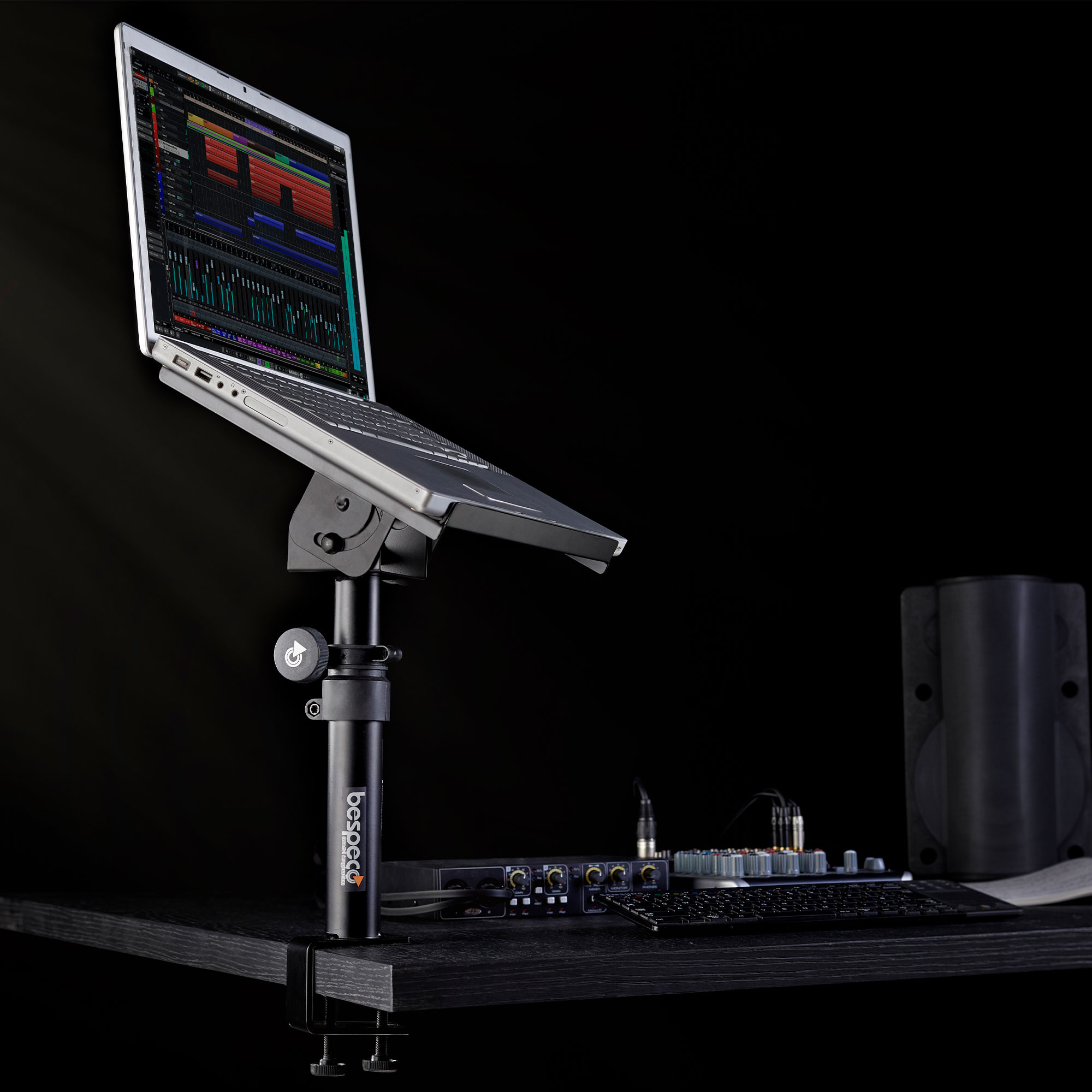 SH300TC – Supporto multifunzionale da scrivania con aggancio a morsetto. Suggerito per laptop, tablet, speaker monitor e mixer. Ambiente.